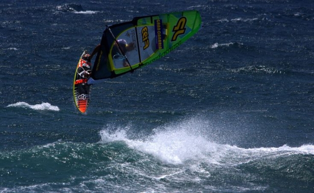 realizando un giro mientras practica windsurf